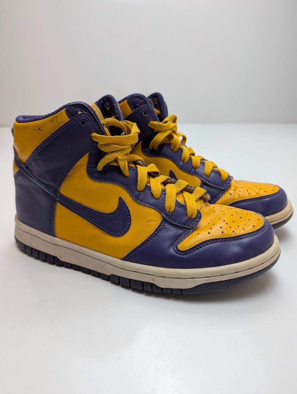 Nike Boy's Size 5Y Purple and Yellow Sneakers